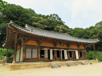 Sansa, Buddhist Mountain Monasteries